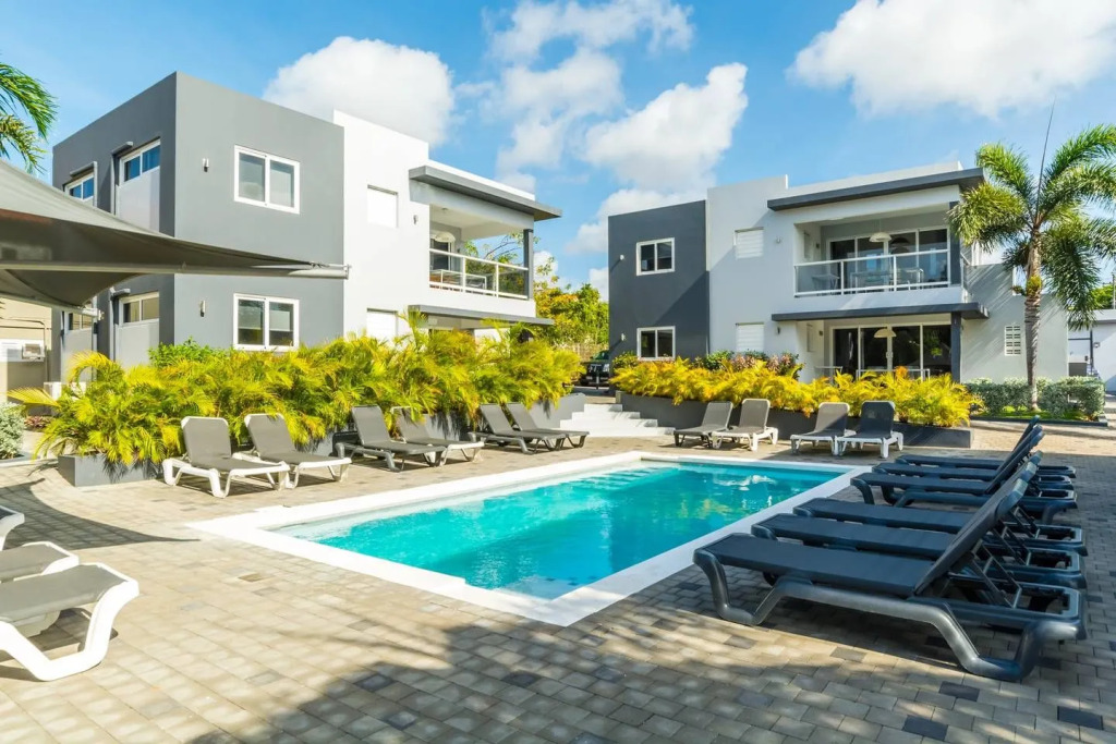 Beluga: Central Condo at Secured Resort - 10 min to Beach