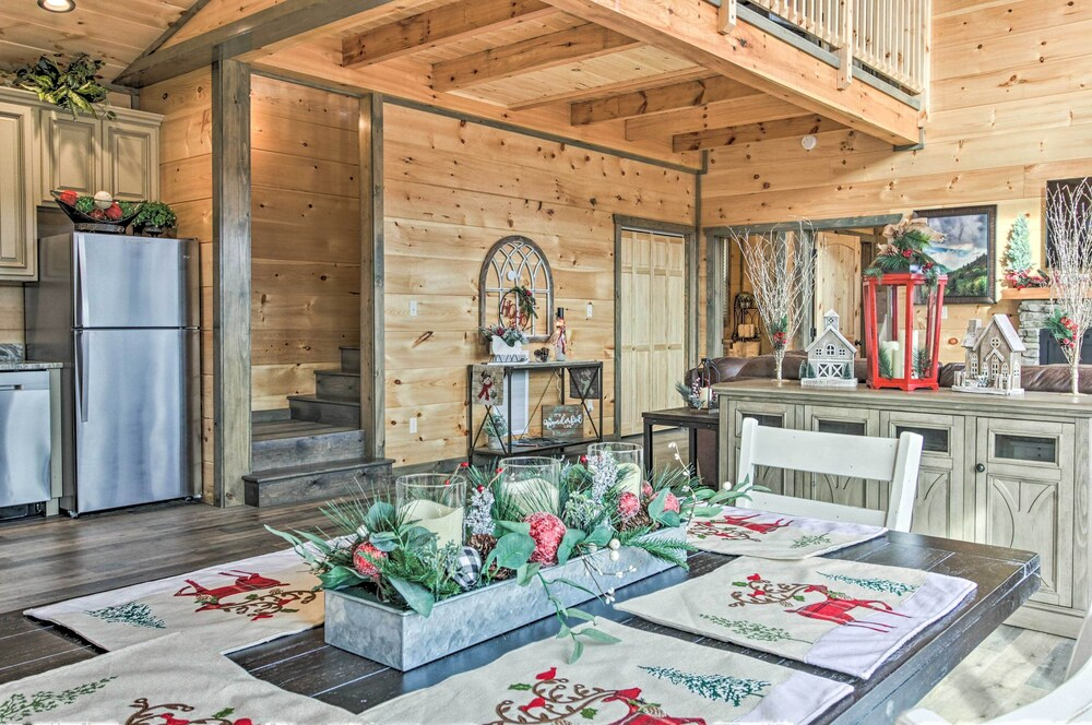 Smoky Mountain Hideaway w/ Hot Tub, Deck & Views!