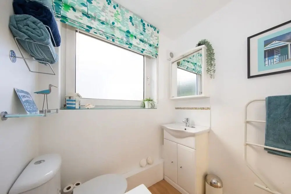 Sunny Modern Nr Beach Village w Parking