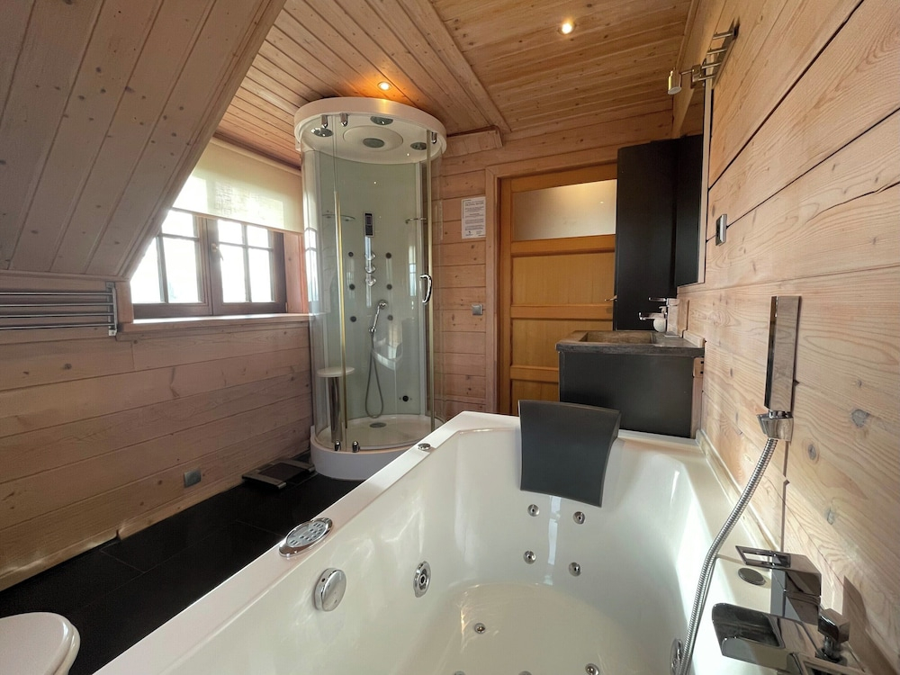 Villa with Sauna & Tub