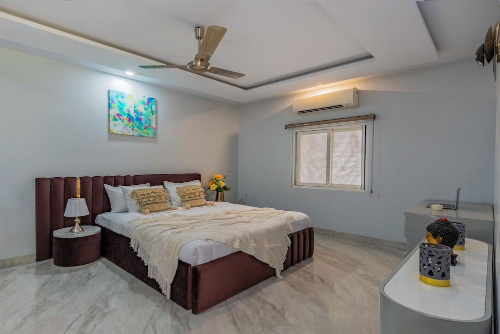 ELIVAAS 6 BHK Farmhouse with Pvt Pool & Garden - Enchantia