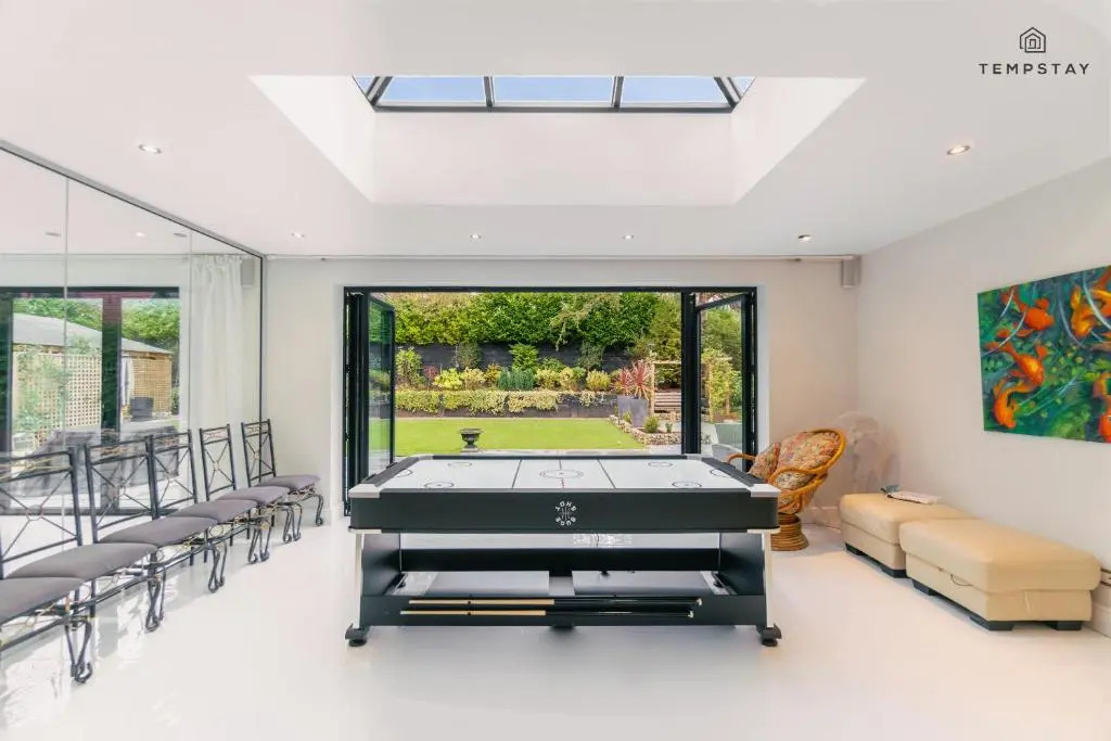 Hidden Gem! Luxury 5 Bed Near Warner Bros Studios
