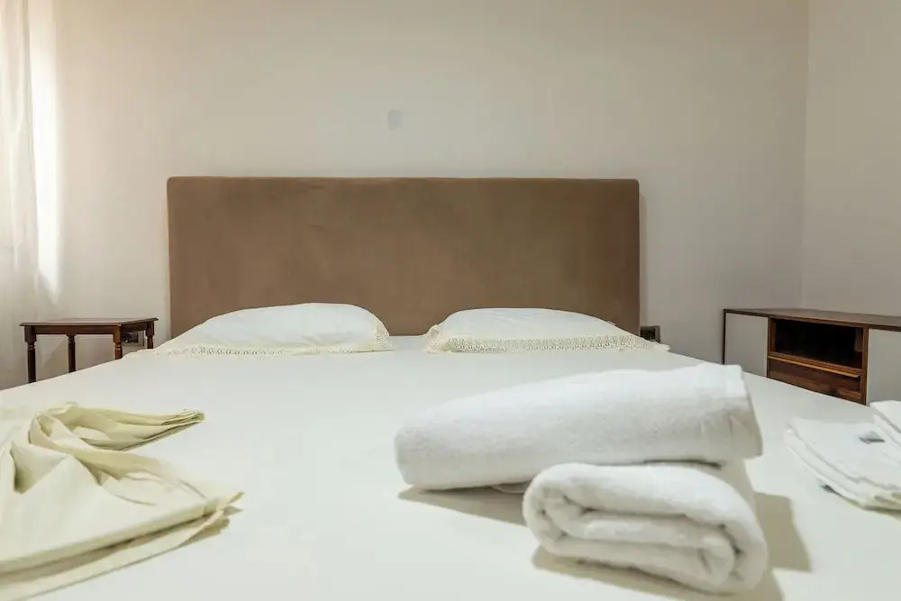 Tirent Apartment - Spacious 2-Bedroom Stay Near Liqeni i Thatë