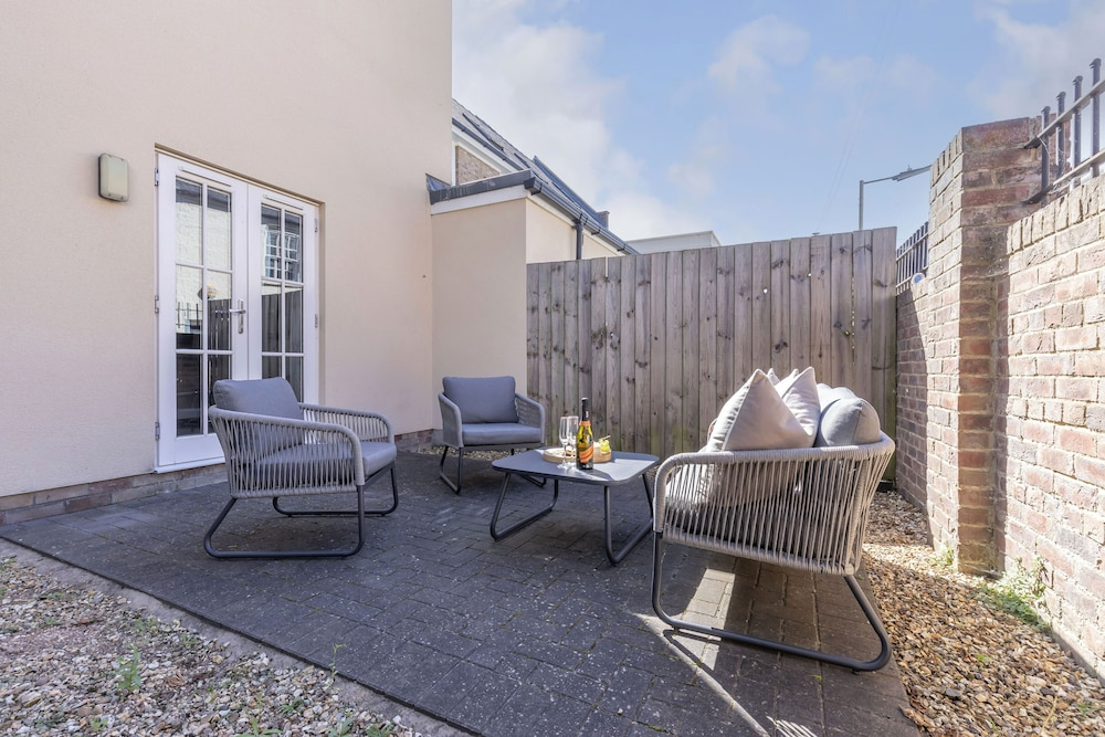 Elliot Oliver - 2 Bedroom Garden Apartment With Parking