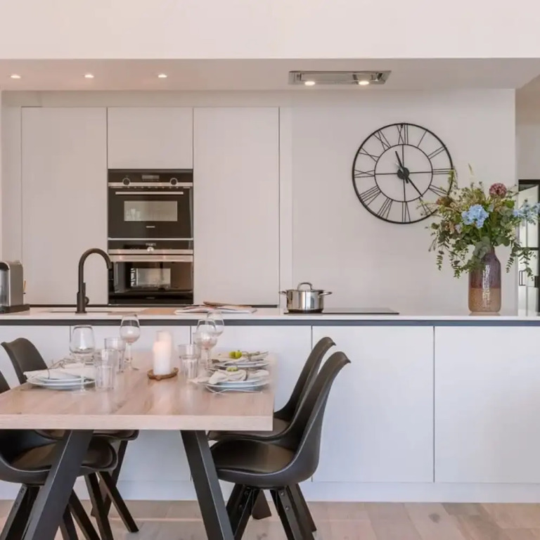Lovely Apartment With Lateral sea View and Parking
