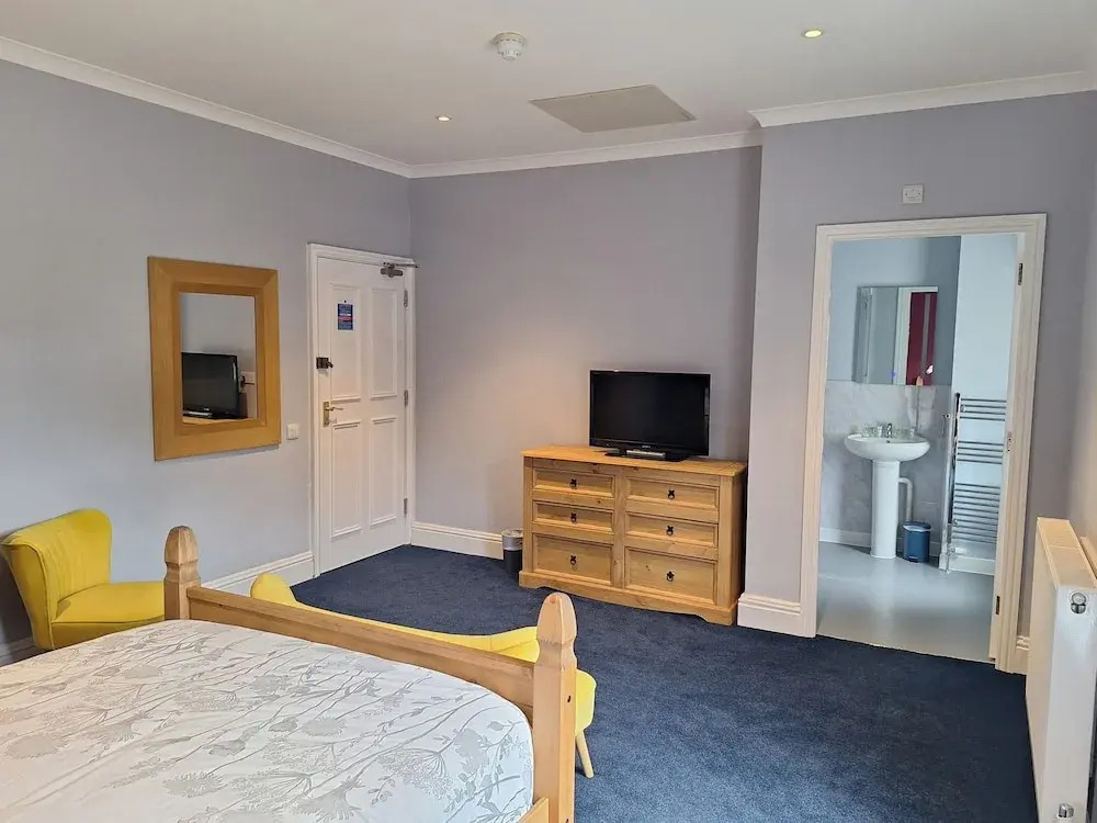Comfortable and Spacious Double En-suite Room