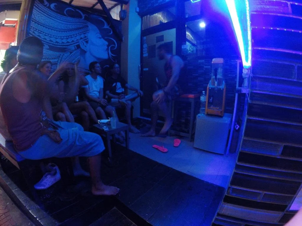 Coma Hostel and Travel Agency(โคมา เลาจน์ แอนด์ โฮสเทล)