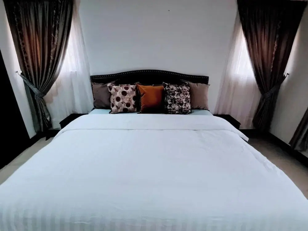Stylish 3 Bedroom House Near Airport & Marina Mall