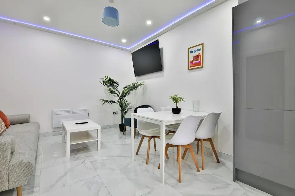 Modern 2 Bed House - Sleeps 4