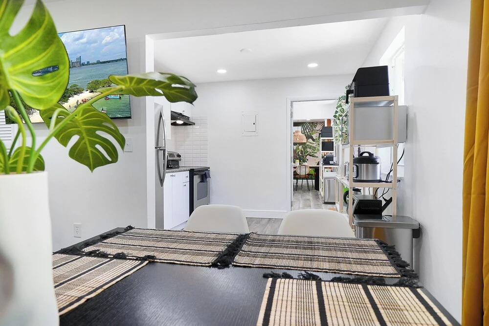4 to 14 Guests, 2 Kitchens, Jungle Retreat BBQ Patio