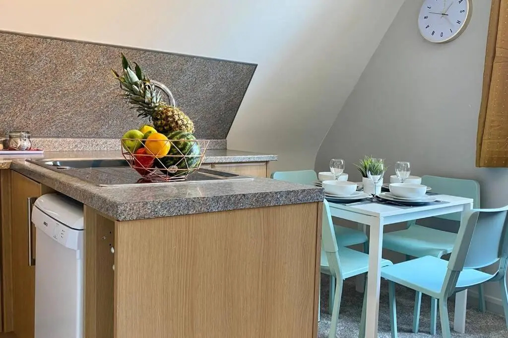 Stunning Apartment - 5 Minute Walk to the Best Beach! - Great Location - Parking - Netflix - Fast WiFi - Smart TV - Newly decorated - Close to Bournemouth & Poole Town Centre & Sandbanks