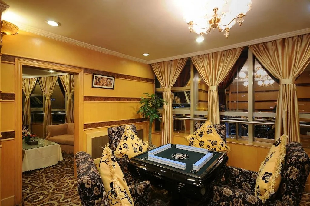 Universal House Grand Romance Hotel