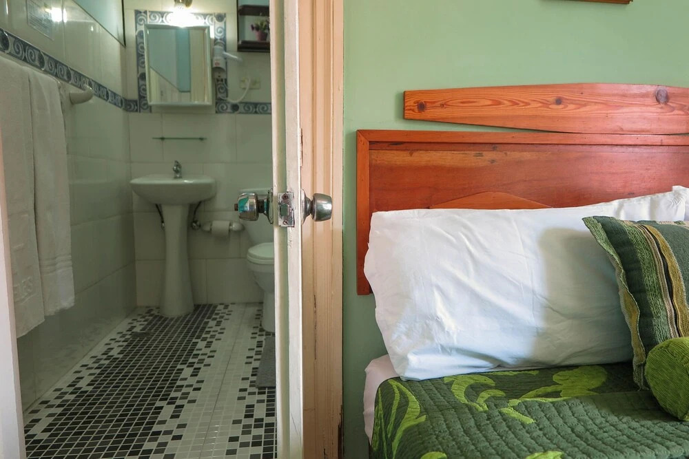 Hostal Balcones 2, Knocking on Cuba