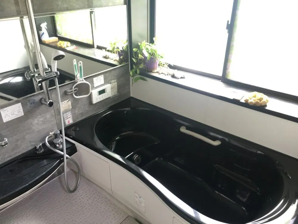 HEARTLAND HOUSE - Female Only & Couple Only