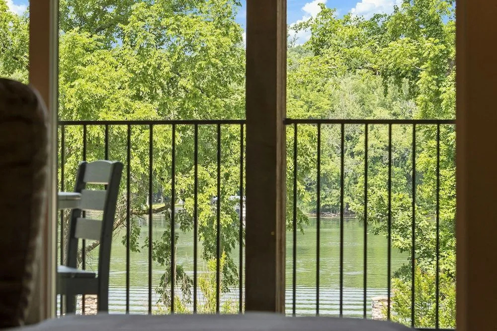 New Lakeside Haven - Picturesque