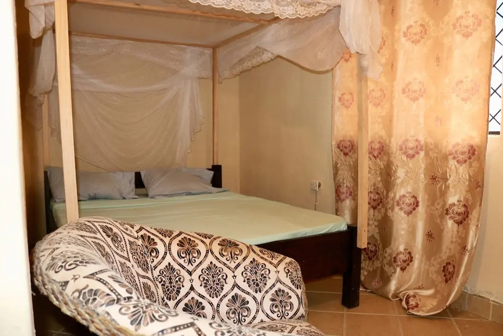 4 Bed Villa - Sleeps 8 - Pool - Garden - Parking