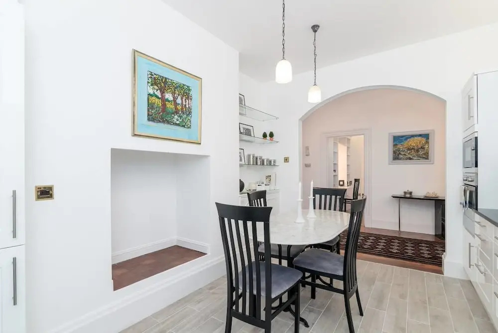 Lovely 1BR Home Near Holland Park, 4 Guests