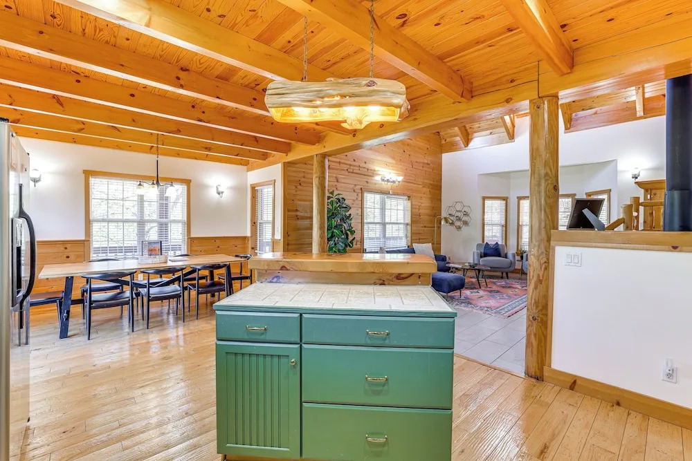 Family-Friendly Cabin By Golf Course & Marina
