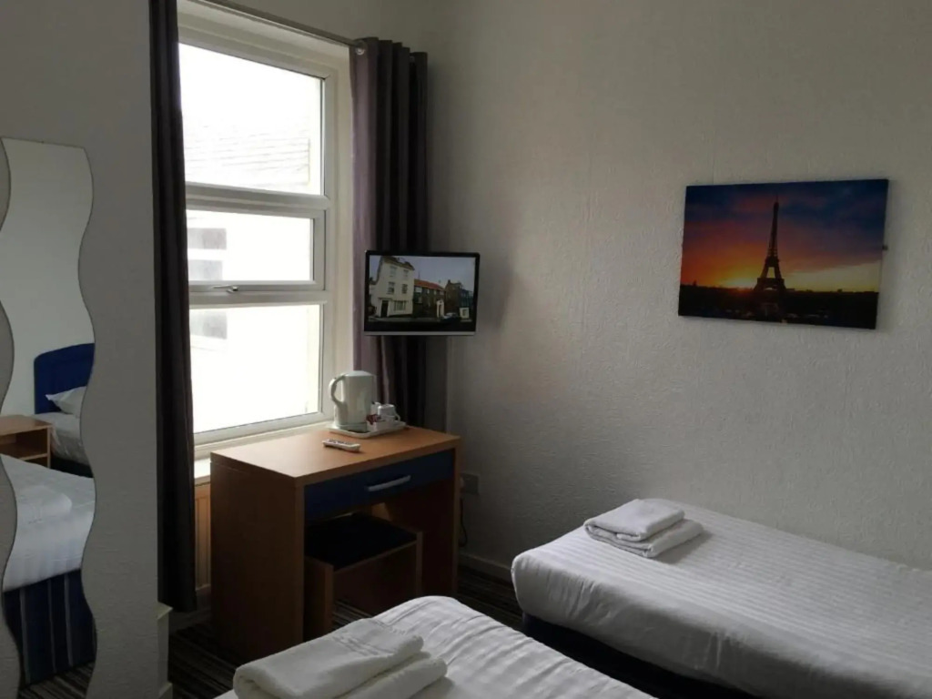 OYO Wave Crest Hotel