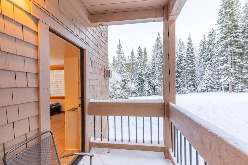 Modern 1 bedroom in Ski Trails by RedAwning