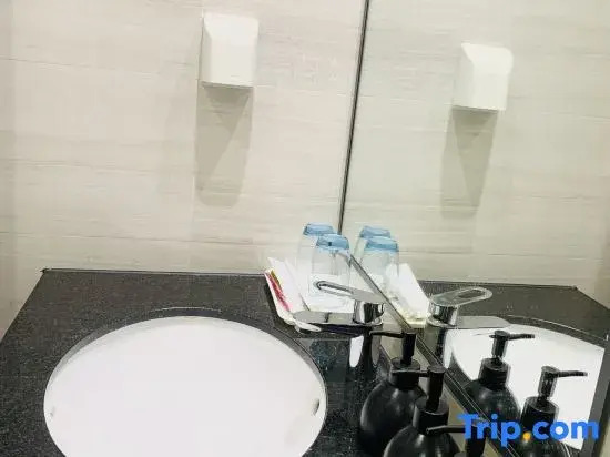 Tayastay - 1 bedroom apt at The Emerald Golf View - Pool, Gym, Near Aeon Mall and VSIP
