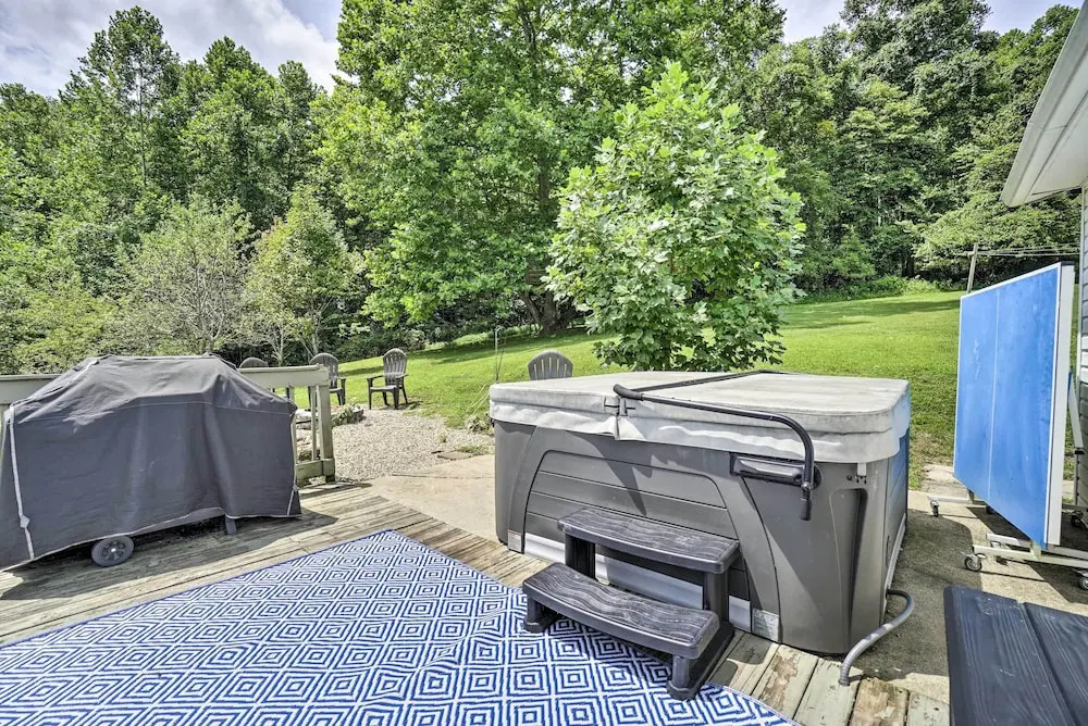 Quiet Rockbridge Cottage ~ 4 Mi to Hocking Hills!