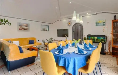 Four bedroom Holiday Home In Loborika