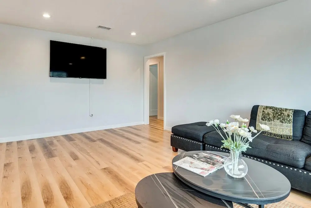 4 Mi to Sofi Stadium, Fenced Yard: Modern Retreat!