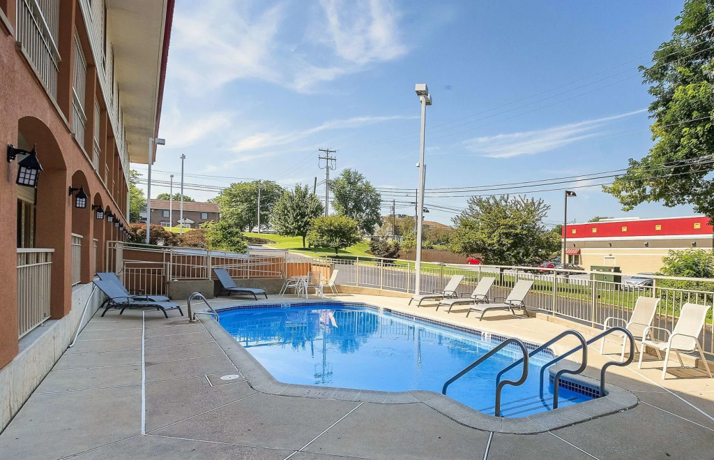 HomeTowne Studios by Red Roof Lancaster