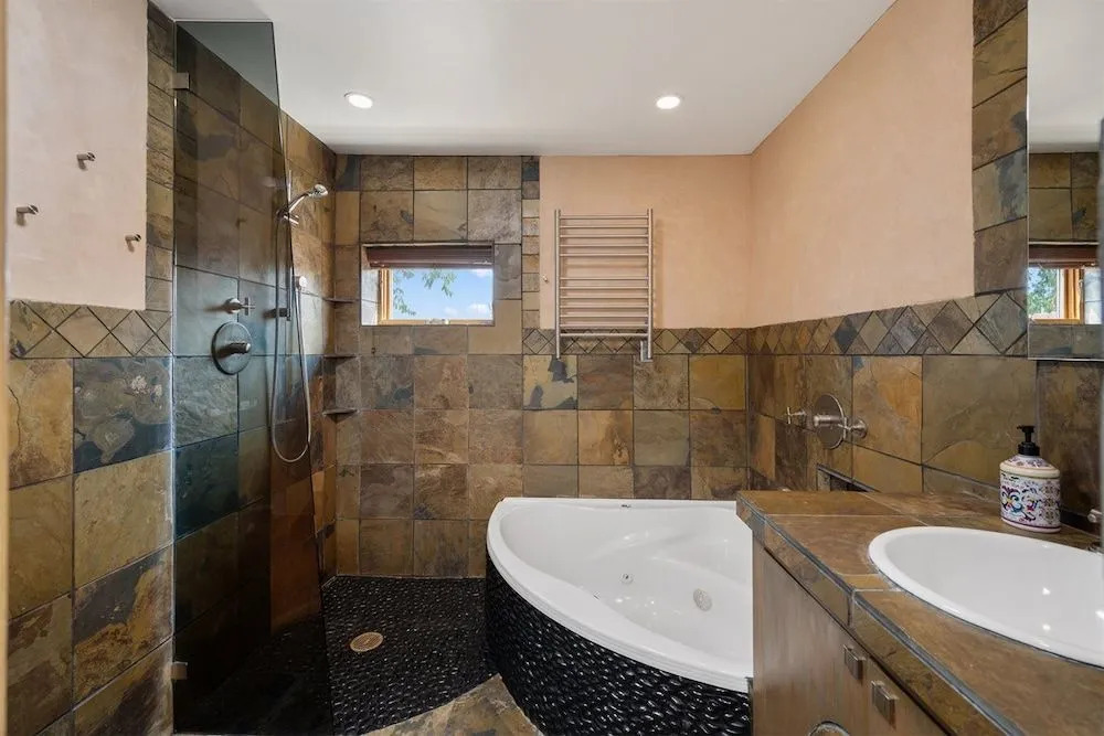 Casa de Lorenzo - Spacious Yard With Hot Tub and Fire Pit