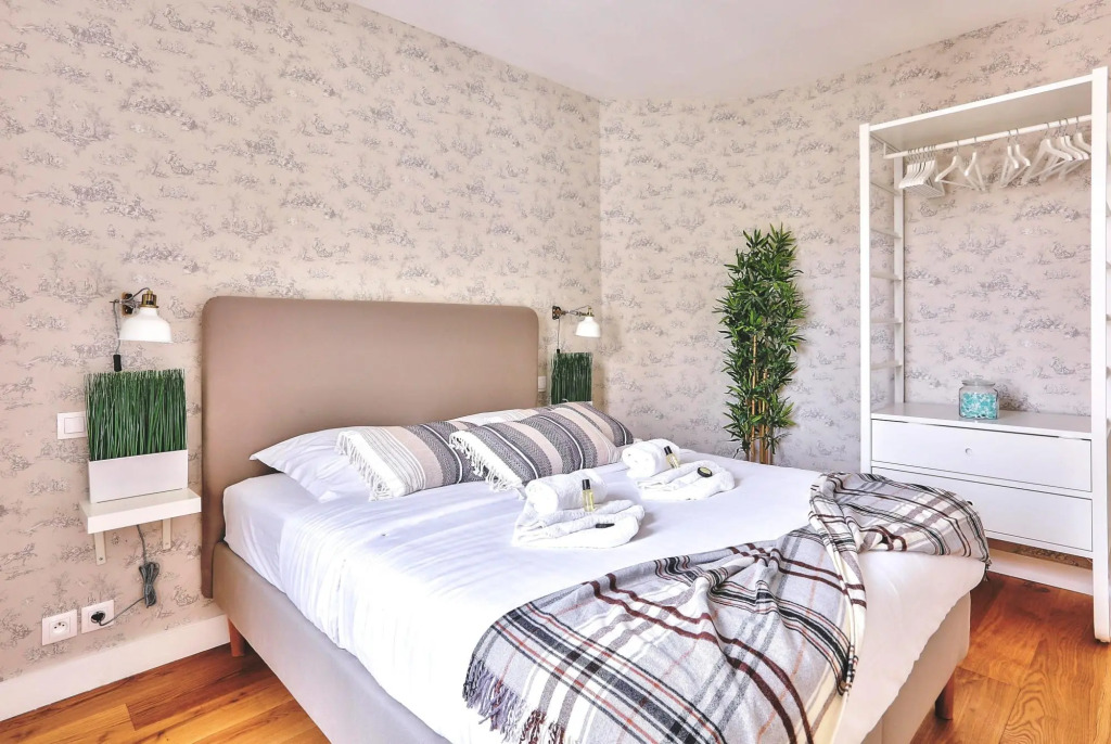 B  823 -  Buttes Chaumont - Spacieux appartement