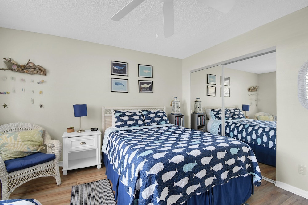 Newly Decorated Ground-floor Suite Steps From Beach and Pool W/views, Wifi
