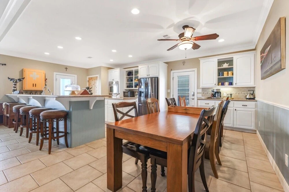 Lazy Days 4 Bedroom Home by Redawning
