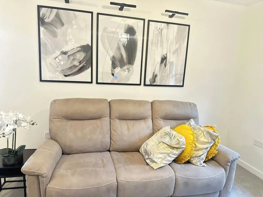 4 Bed House - Sleeps 8 - Pets - Parking - Wifi