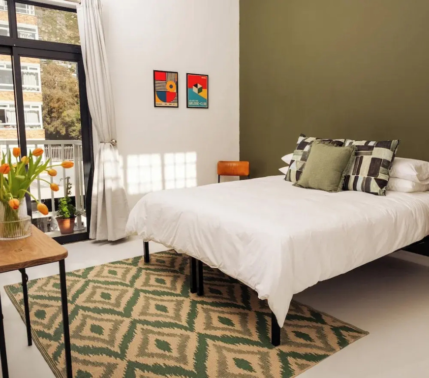 Foools Inn - Trendy Rooms available in the Heart of Sea Point