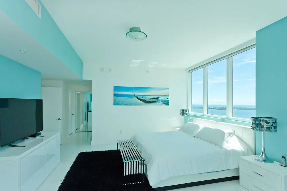 Vizcayne Luxury Condo by 1stHomeRent