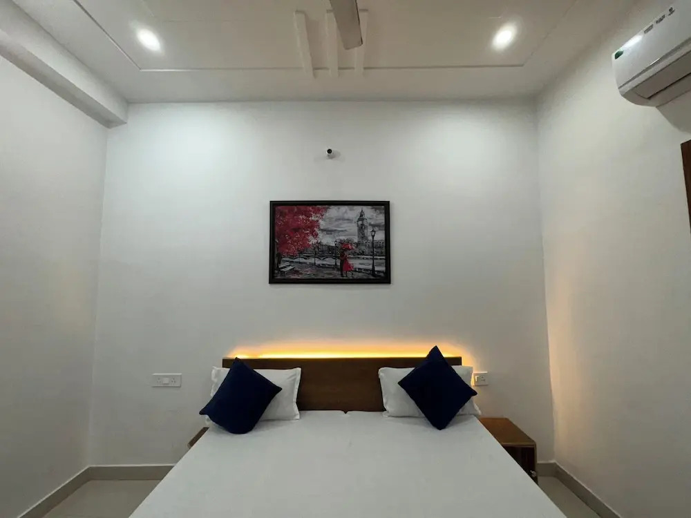Shree Radha Vallabh Palace 800m from Prem Mandir