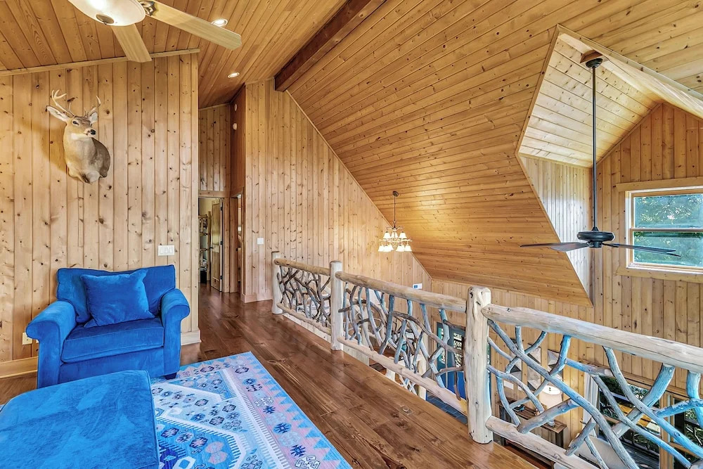 4 Mi to Sapphire Ski! Mtn-view Cabin w/ Deck