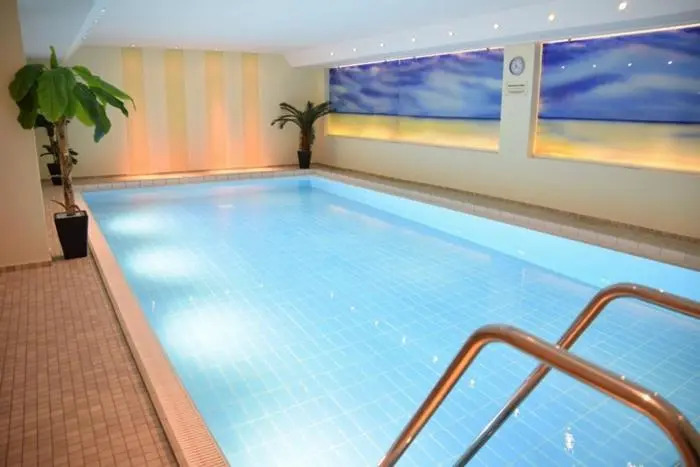 Freundliches 2-Zimmer-Appartement mit Kieferneinrichtung und einem Balkon.