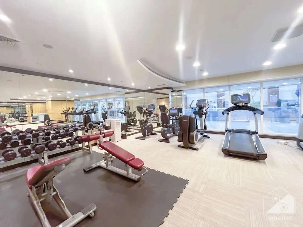 Maison Privee - Sleek and Sunny Apt in Business Bay w/ Canal Views