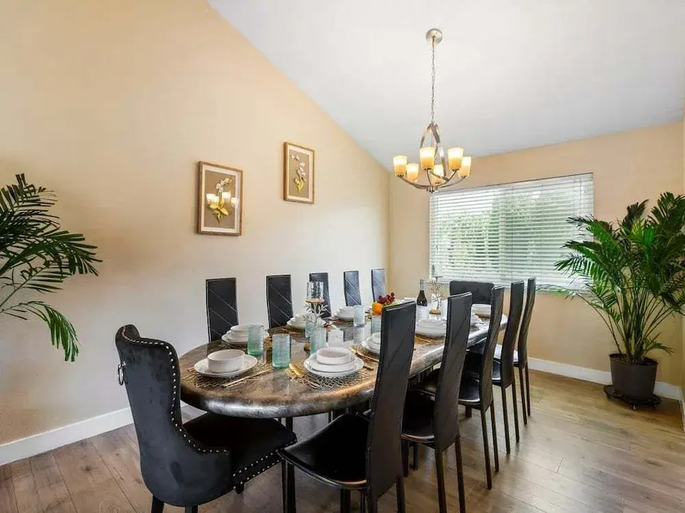 6 Beds 3 Baths Pool BBQ Near the Strip