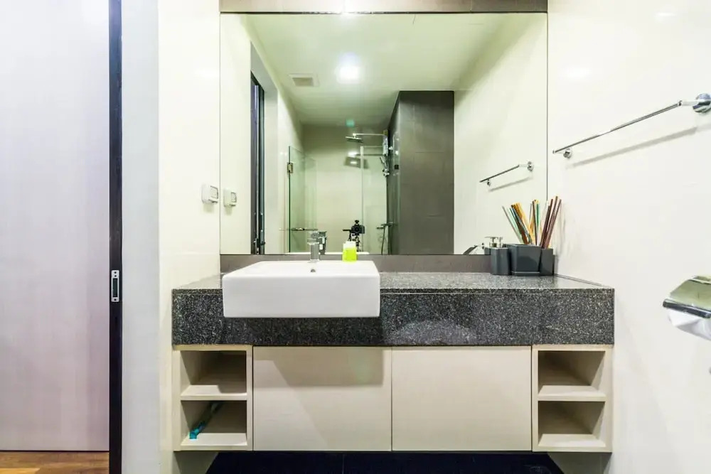 6Av 705 - Luxury Condo in Surin Beach Rooftop bar Pool and gym