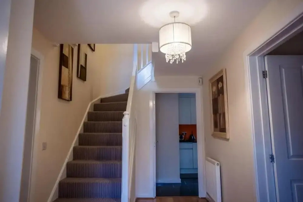 10 Guests - 5 Bedrooms - Free Parking - Lux House