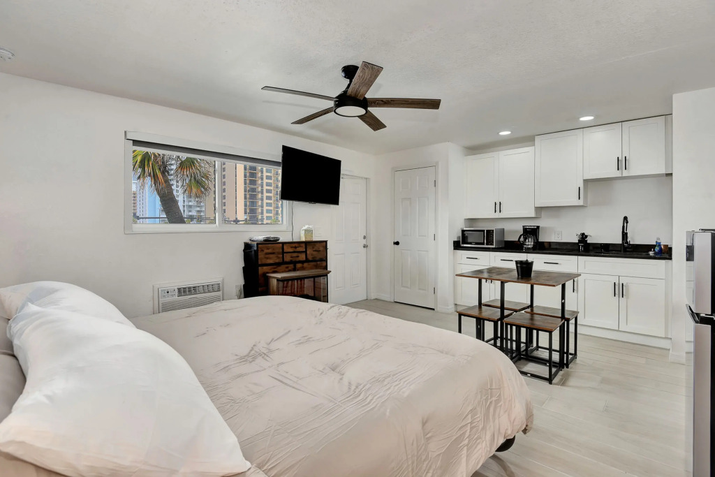 Studio Suite Queen bed Kitchen Walk in Shower 1