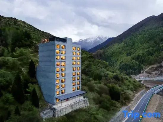 Night Pillow Green Mountain Cliff Mountain Resort Hotel (Siguniangshan Scenic Area Branch)