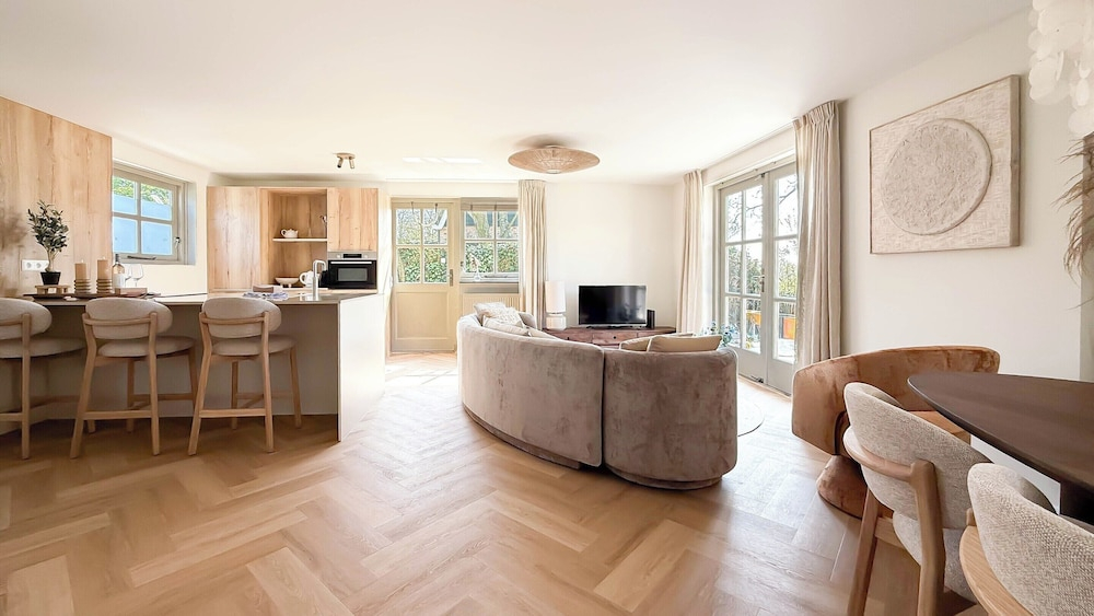 Villa With Expansive Sunny Garden