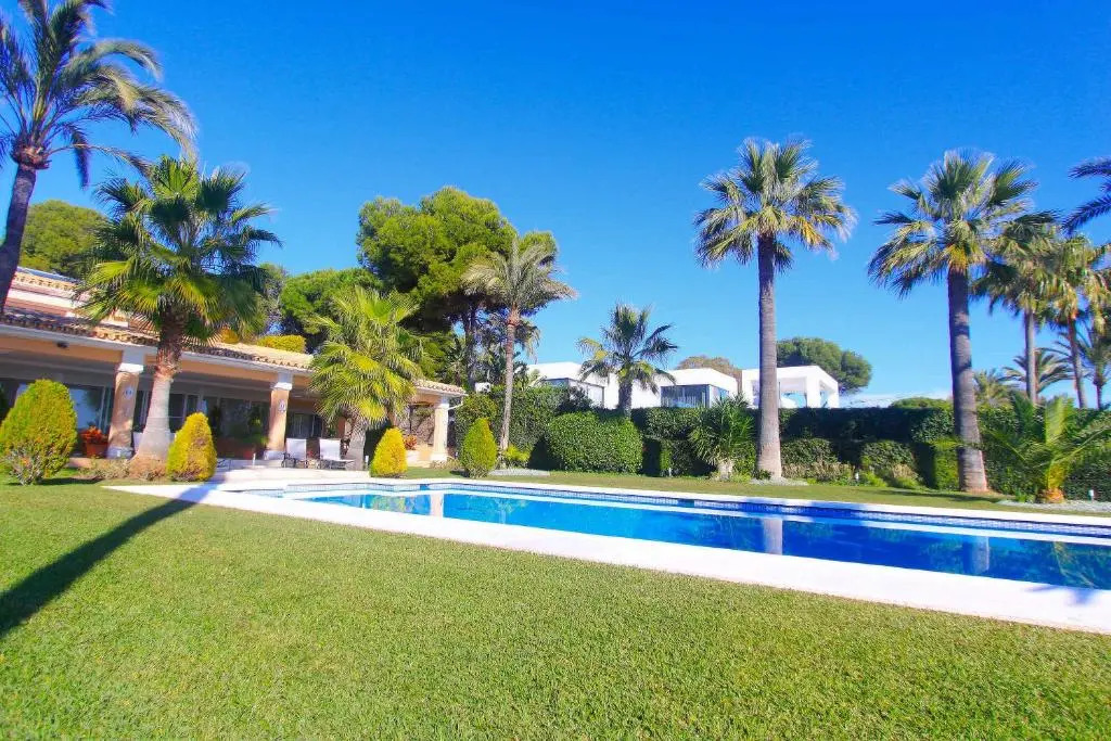 1077 beach villa el paraiso