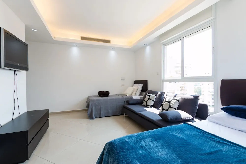 Apartment with Sauna, Hot Tub & Parking
