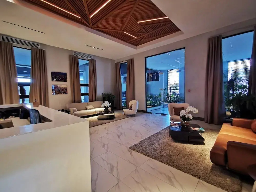 Luxury Condo 1 Br Pool Excellent Location