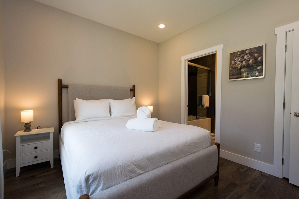 Hendersonville Duplex Sleeps 8 Free Tix